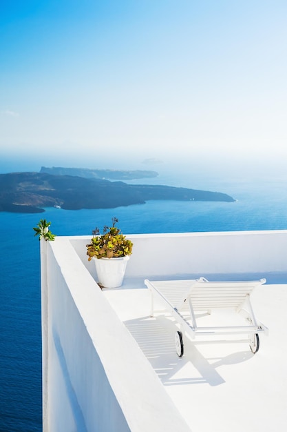 Espreguiçadeira no terraço com vista mar. Ilha de Santorini, Grécia.