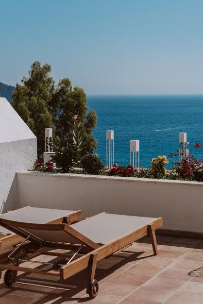 Foto espreguiçadeiras no terraço junto ao jacuzzi