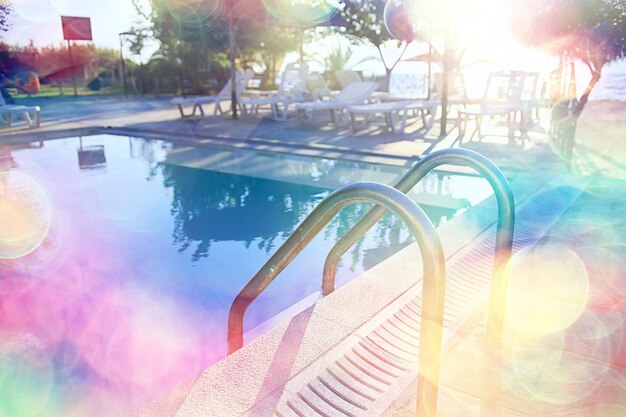 espreguiçadeiras piscina dia de sol, água viagens de férias de verão