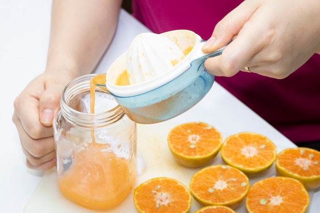 Foto esprema suco de laranja fresco, bebida saudável