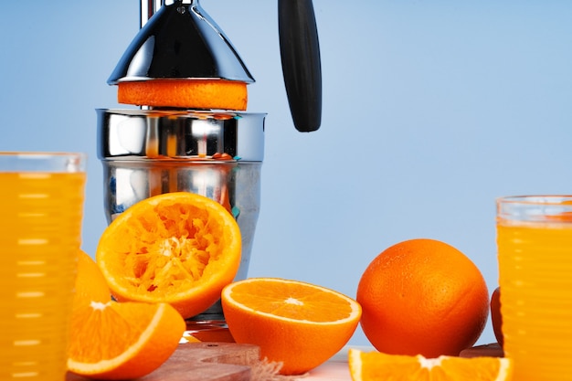 Espremedor de suco de laranja de mão de metal close-up