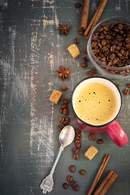 Espreso und Kaffeebohnen auf schäbigem Hintergrund