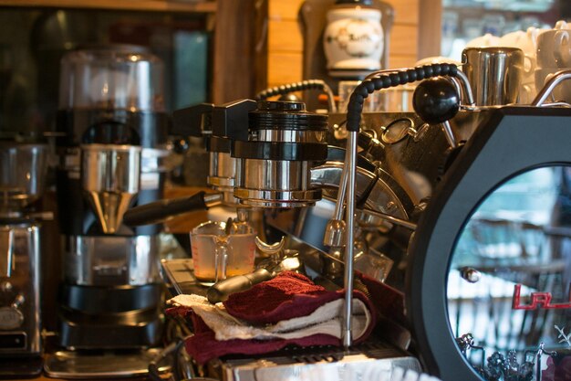Espresso aus der Kaffeemaschine im Café