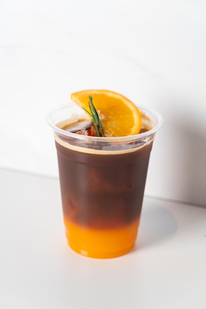 Espresso com suco de laranja em copo