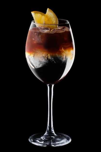 Espresso e tônico cocktail em copo de vinho isolado