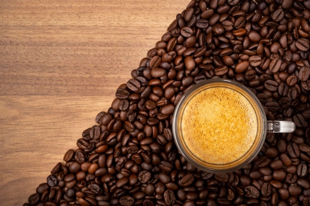 Espresso y granos de café en la mesa.