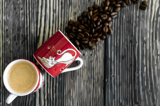Foto espresso in einer roten kaffeetasse gemahlener kaffee mittel gerösteter kaffeebohnen
