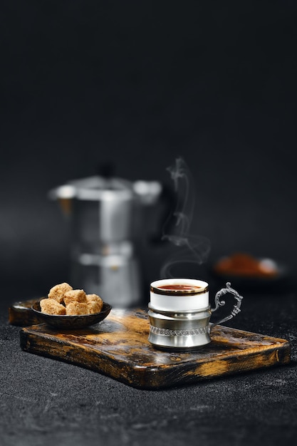 Espresso-Kaffee-Broun-Zucker- und Geysir-Kaffeemaschine