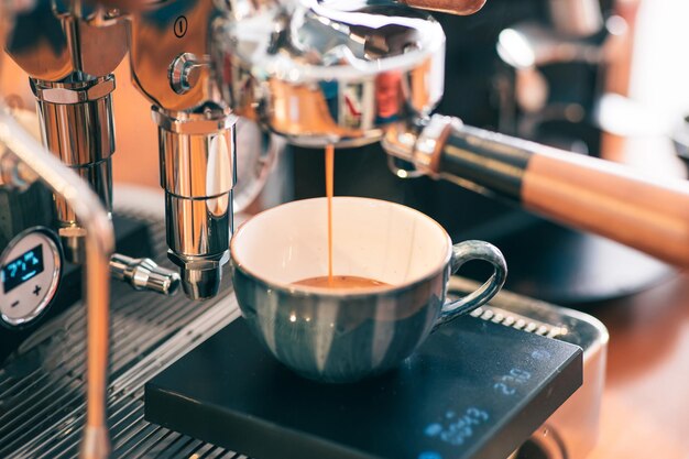 Se vierte una taza de espresso en una taza.