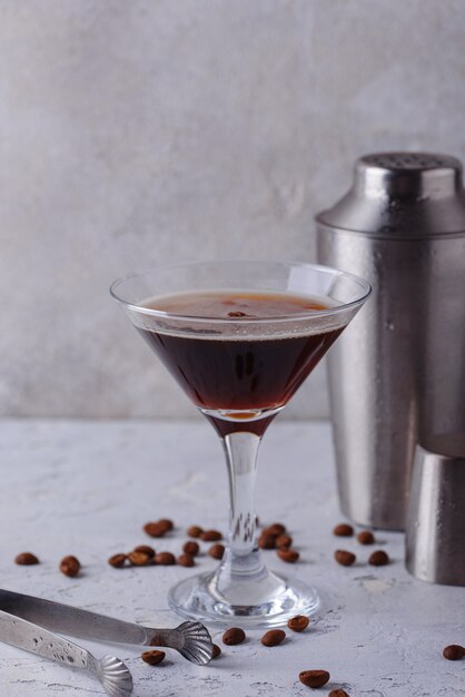 Espresso-Martini-Cocktails mit Kaffeebohnen