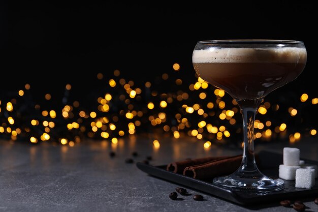 Espresso martini cóctel delicioso alcohol bebida espacio para texto