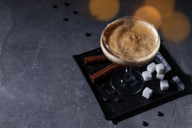 Espresso martini coquetel delicioso espaço para bebida alcoólica para texto