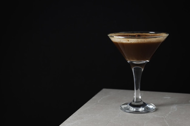 Espresso martini coquetel delicioso espaço para bebida alcoólica para texto