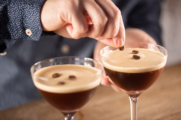 Espresso Martini Vodka Shortdrink als Kaffeecocktail mit Kaffeelikör und Vanillesirup.