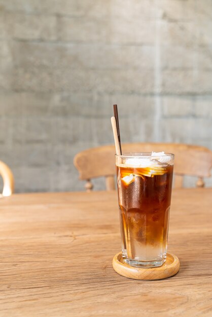 Espresso mit Kokosnusssaft im Café