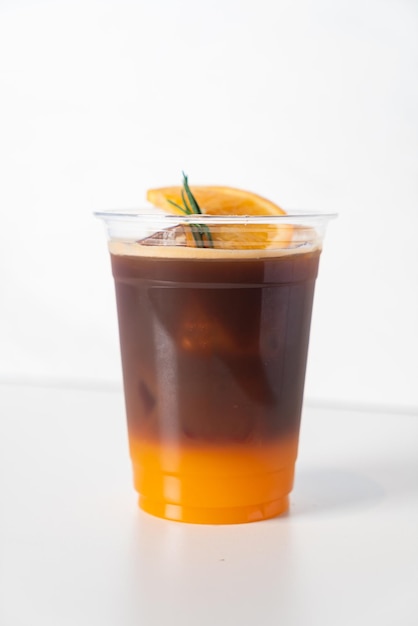 Espresso mit Orangensaft im Glas