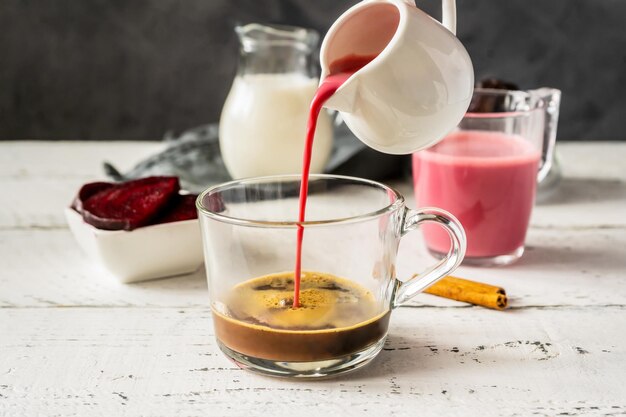 Espresso mit Rote-Bete-Latte in die Tasse gießen und Grundzutaten