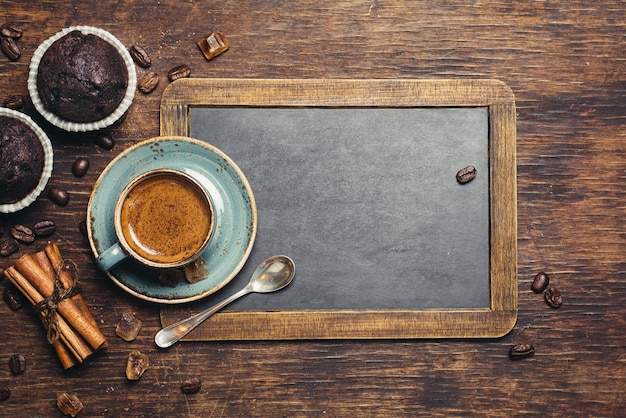 Espresso mit Schokoladenkuchen