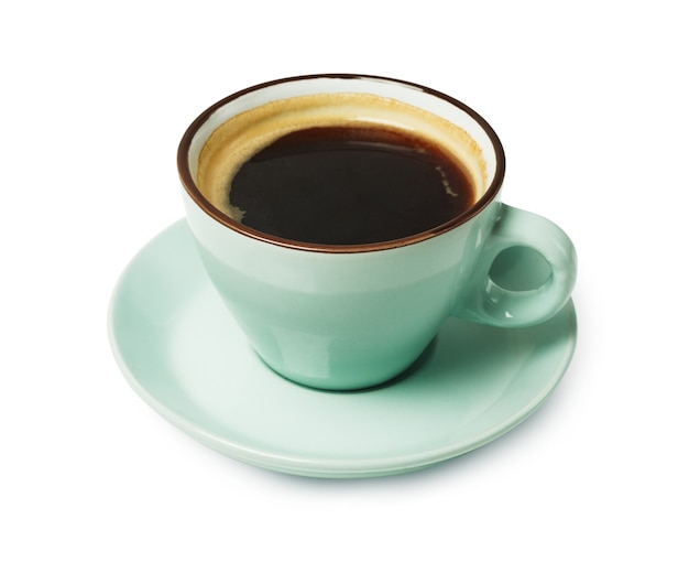 Espresso o americano, primer plano de la taza de café negro aislado. café y bar, concepto de arte barista.