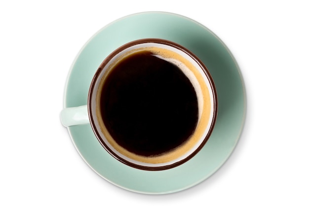 Espresso o americano, primer plano de la vista superior de la taza de café negro aislado. Café y bar, concepto de arte barista.