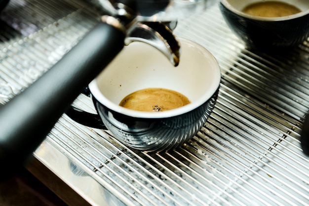 Espresso tiro da máquina de café na cafeteria