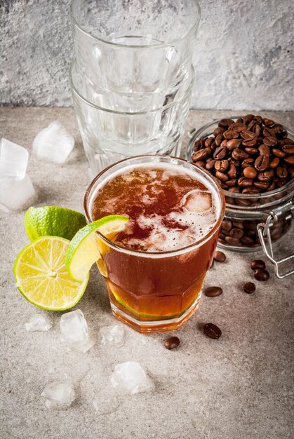 Espresso tonic, bebida refrescante de verão com água tônica, limão e café, mesa de pedra cinza,