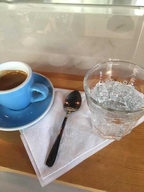 Foto espresso und kohlensäurehaltiges wasser