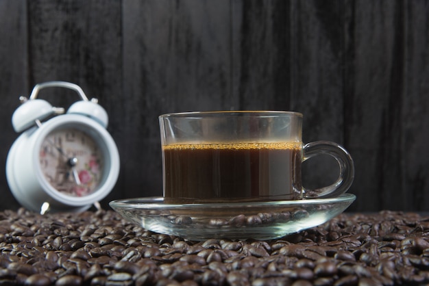 Espresso en un vaso en la mesa de madera