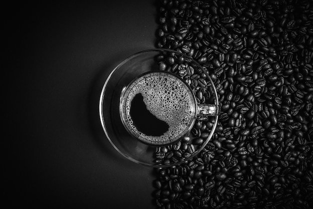 Espresso en un vaso en la mesa de madera