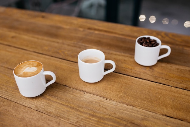 Espressokaffee auf einem Holztisch Kaffee in einer kleinen Tasse Guten Morgen Kleine Tassen Kaffee Korn