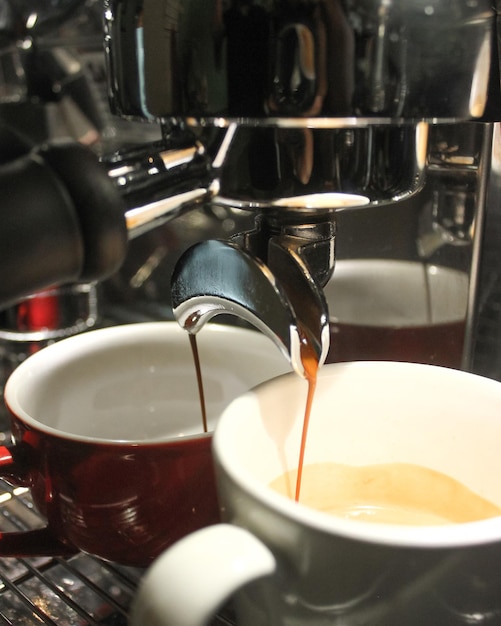 Espressokaffee im Café zubereiten. Isoliert auf Espressomaschinenkalibrierung