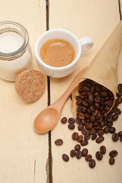 Espressokaffee und Bohnen