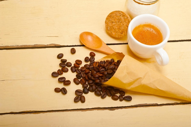 Espressokaffee und Bohnen