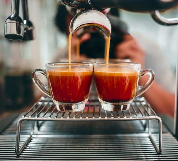 Espressomaschine während der Zubereitung von zwei Espressos in einem Café erschossen Nahaufnahme des Espressos