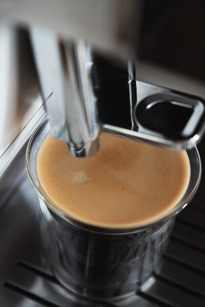 Foto espresson shot y cafetera. concepto de café en casa.