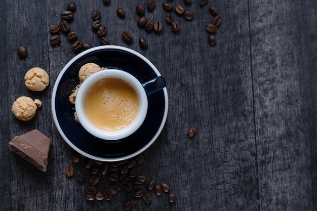 Espressotasse auf dunklem hintergrund