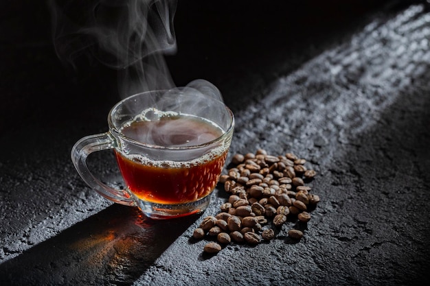 Espressotasse auf schwarzem Hintergrund Kolumbianischer Kaffee