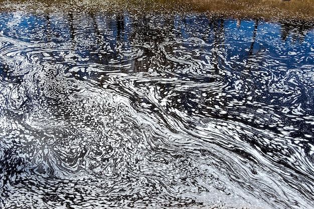 Foto espuma en agua contaminada abstracción de agua de textura abstracta concepto de contaminación de la naturaleza y problemas ecológicos del medio ambiente