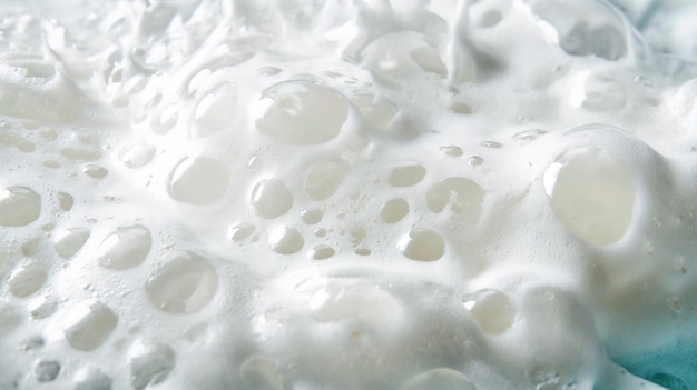 Espuma blanca y espumosa de cerca