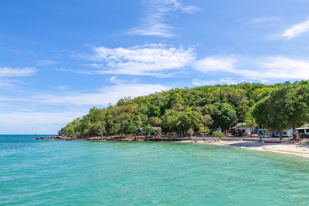 Espuma da onda do mar e praia de areia branca em Koh Samet, parque nacional de Khao Laem Ya, Rayong, Thail