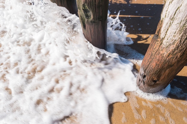 Espuma de onda entre quebra-ondas