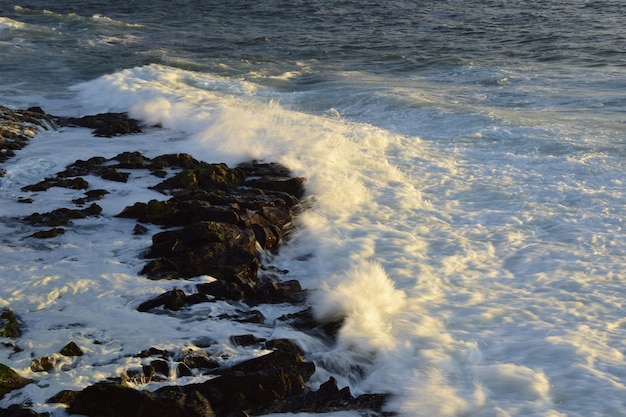 Espuma do mar entre as rochas na costa do oceano Antofagasta Chile