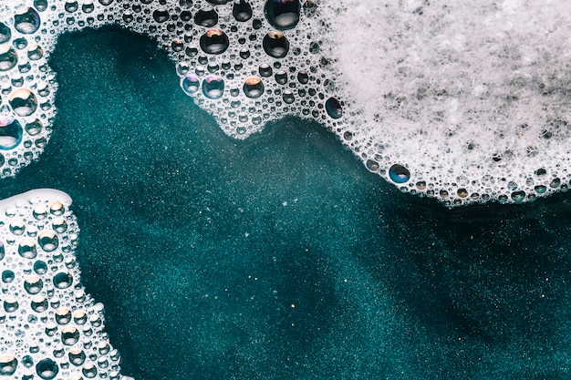 Espuma espesa en agua azul