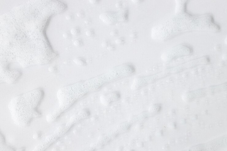 Espuma de jabón y burbujas sobre fondo transparente.