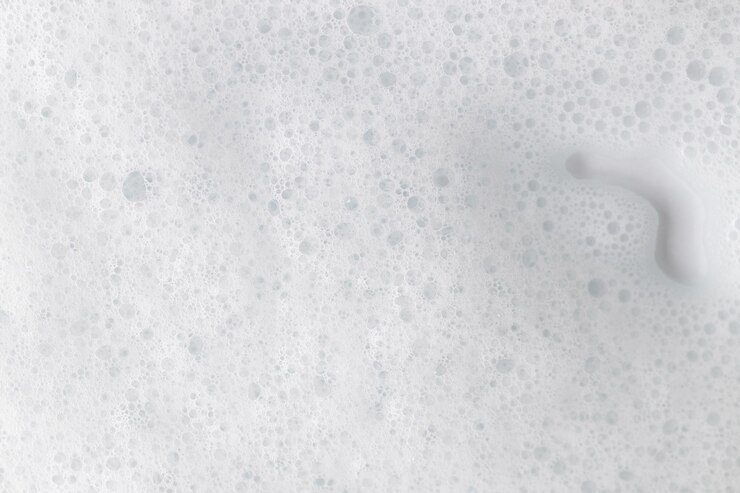 Espuma de jabón y burbujas sobre fondo transparente.