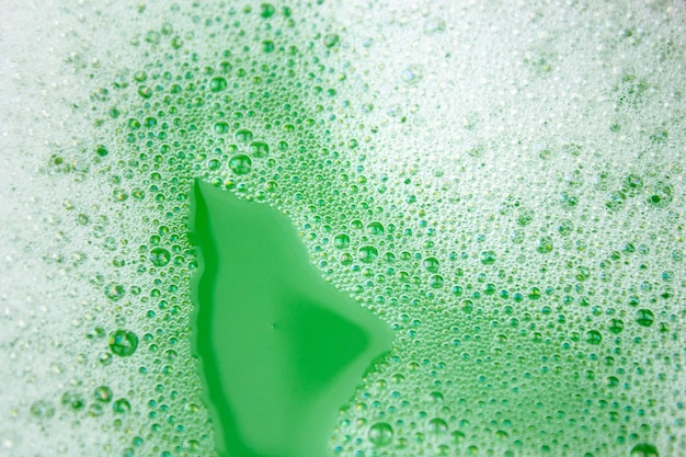 Espuma de jabón Espuma en un recipiente verde Agua con espuma