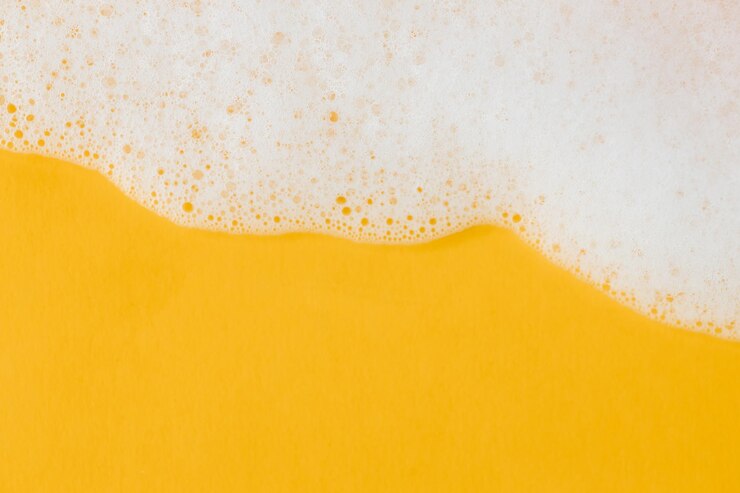 Espuma de jabón sobre un fondo amarillo