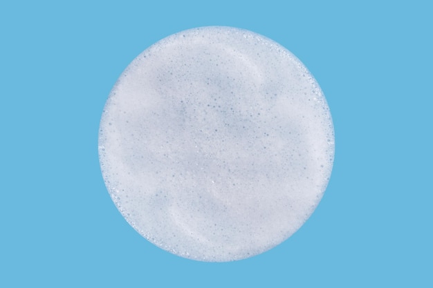Espuma de jabón sobre fondo azul.