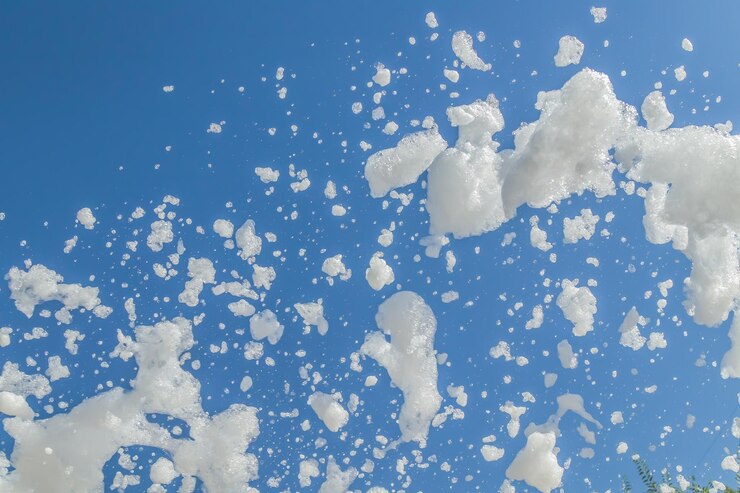 Foto la espuma de jabón vuela desde un cañón contra el cielo