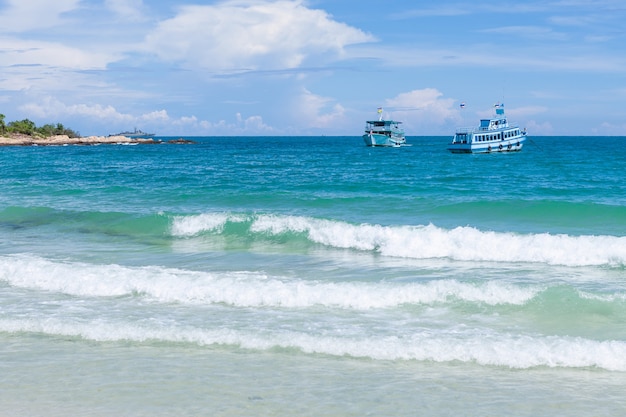 Espuma de mar y playa de arena blanca en Koh Samet